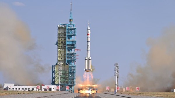 一鼎盈 成功着陆、身体状态良好 神舟十九号载人飞行任务取得圆满成功