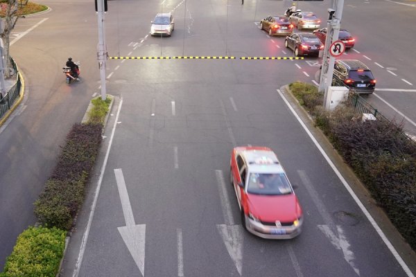 实倍网 谁在凌晨骑车穿隧道过江？