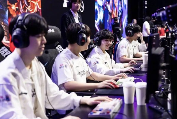 骆驼优配门店 2025年IG 3-0横扫EDG，强势晋级下一轮！